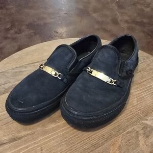 VANS Classic Slip-On Black Suede w/ Gold ID Buckle
Men’s 3.5 / Women’s 5